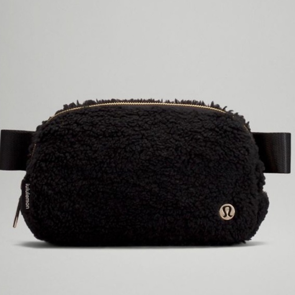 NWT Lululemon Everywhere Fleece Belt Bag in Black